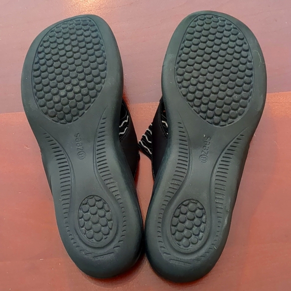 Bzees Women's Cabana Black Flip Flops Sz 8 - Picture 5 of 7